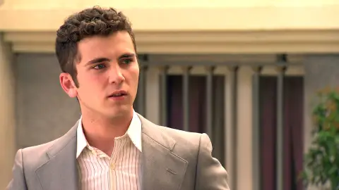 Manolín, entre dos mujeres, se aferra a la mentira para no afrontar sus sentimientos Manolín, entre dos mujeres, se aferra a la mentira para no afrontar sus sentimientos