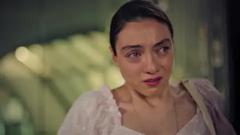 Gülben descubre a Esat con un anillo de boda…¿para Esra? Mejores momentos | Capítulo 6