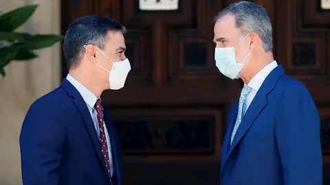 El rey Felipe VI recibe al presidente del Gobierno, Pedro Sánchez (i), antes de mantener el tradicional despacho de verano, en el que van a repasar los principales asuntos de interés político y económico, este martes, en el Palacio de Marivent, en Palma de Mallorca El rey Felipe VI recibe al presidente del Gobierno, Pedro Sánchez (i), antes de mantener el tradicional despacho de verano, en el que van a repasar los principales asuntos de interés político y económico, este martes, en el Palacio de Marivent, en Palma de Mallorca