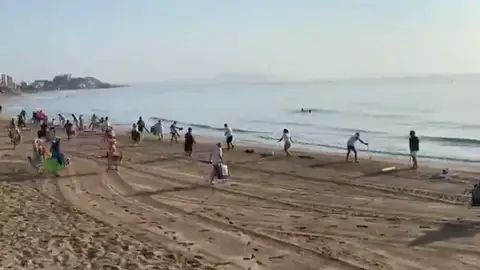 Guerra entre los bañistas por la primera línea de playa en Oropesa del Mar (Castellón) Guerra entre los bañistas por la primera línea de playa en Oropesa del Mar (Castellón)