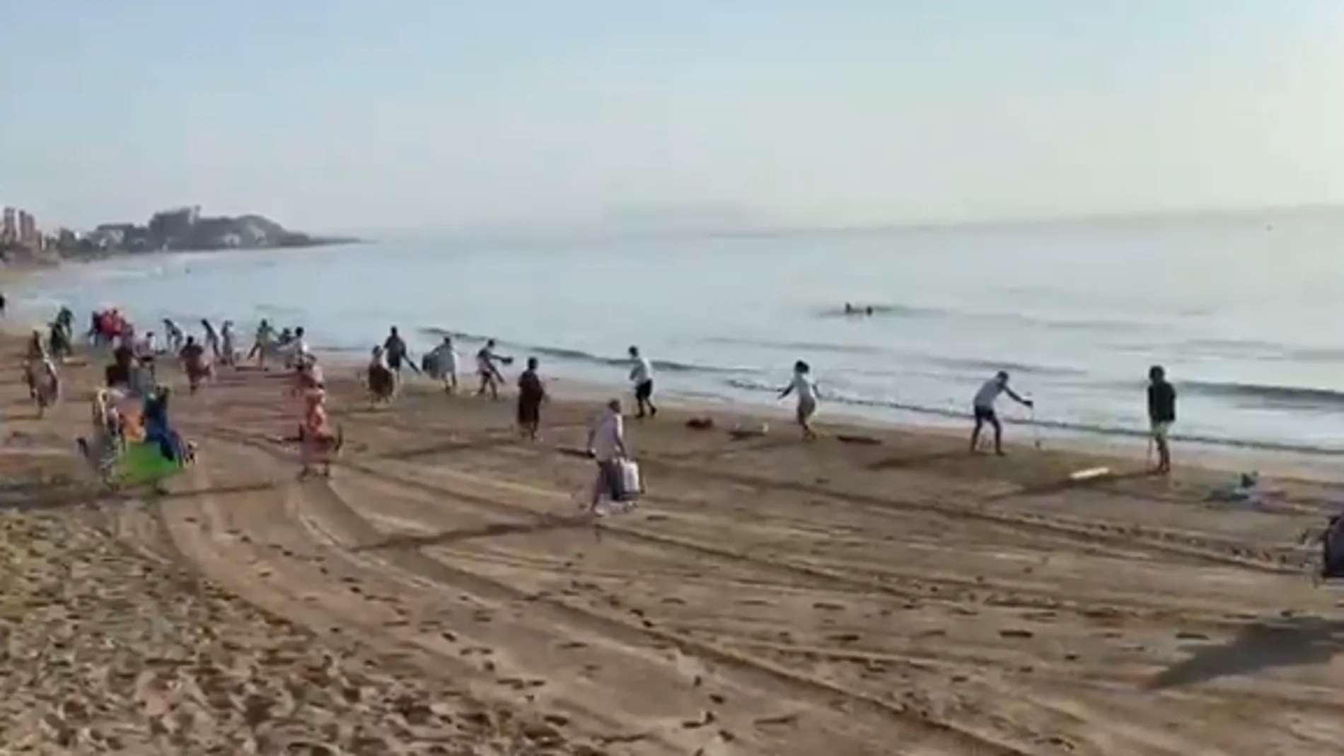 Guerra entre los bañistas por la primera línea de playa en Oropesa del Mar (Castellón)
