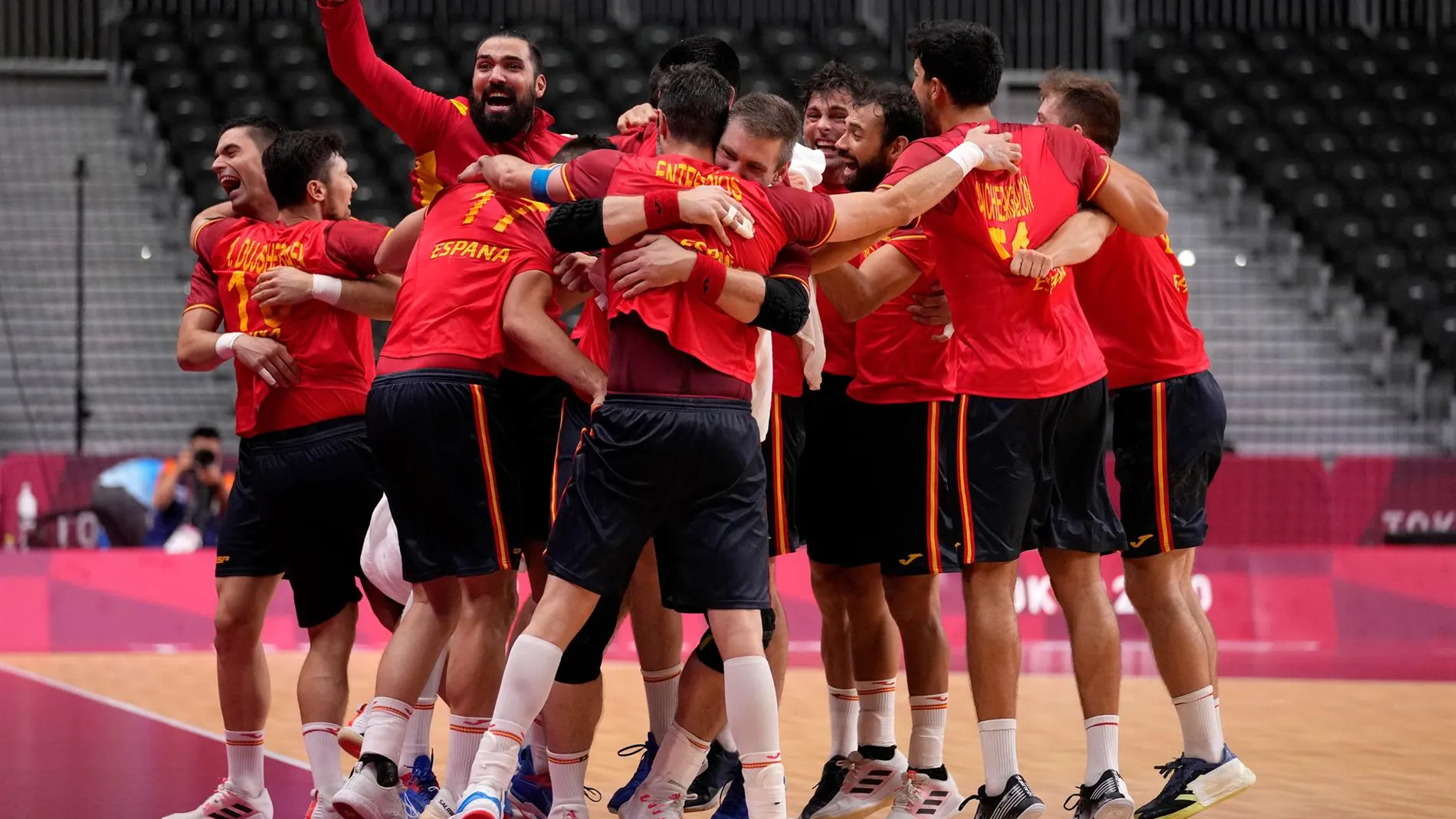 Los 'Hispanos' pelearán por las medallas 13 años después tras vencer a Suecia y pasar a semifinales Los 'Hispanos' pelearán por las medallas 13 años después tras vencer a Suecia y pasar a semifinales