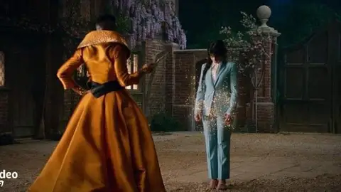 Camila Cabello y Billy Porter en 'Ceniciento' Camila Cabello y Billy Porter en 'Ceniciento'