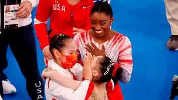 Las chinas Chenchen Guan (d-oro) y Xijing Tang (i-plata) y la estadounidense Simone Biles (c-bronce) celebran tras la final de viga de equilibrio femenina de Gimnasia Artística durante los Juegos Olímpicos 2020