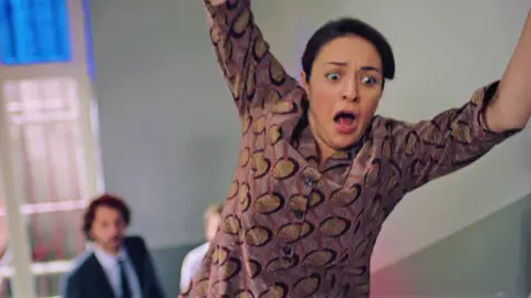 Safiye cae por las escaleras al encararse ante Memduh: “Fuera de aquí” Mejores momentos | Capítulo 6