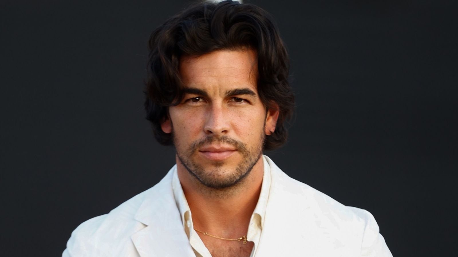 Mario Casas presenta a su ''chavala'' en redes gracias a Juan José Ballesta