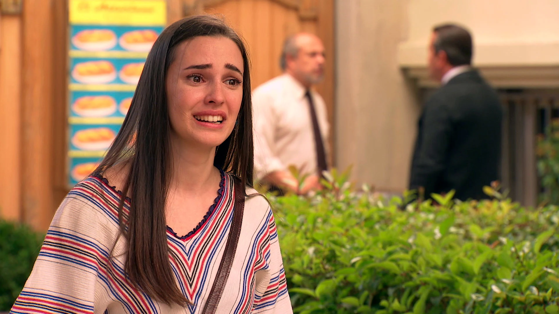 Emma, en shock tras sorprender a Manolín y Caridad besándose Emma, en shock tras sorprender a Manolín y Caridad besándose