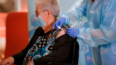 Los mayores de 65 años necesitan una tercera dosis de la vacuna covid ya si no han pasado el coronavirus Los mayores de 65 años necesitan una tercera dosis de la vacuna covid ya si no han pasado el coronavirus