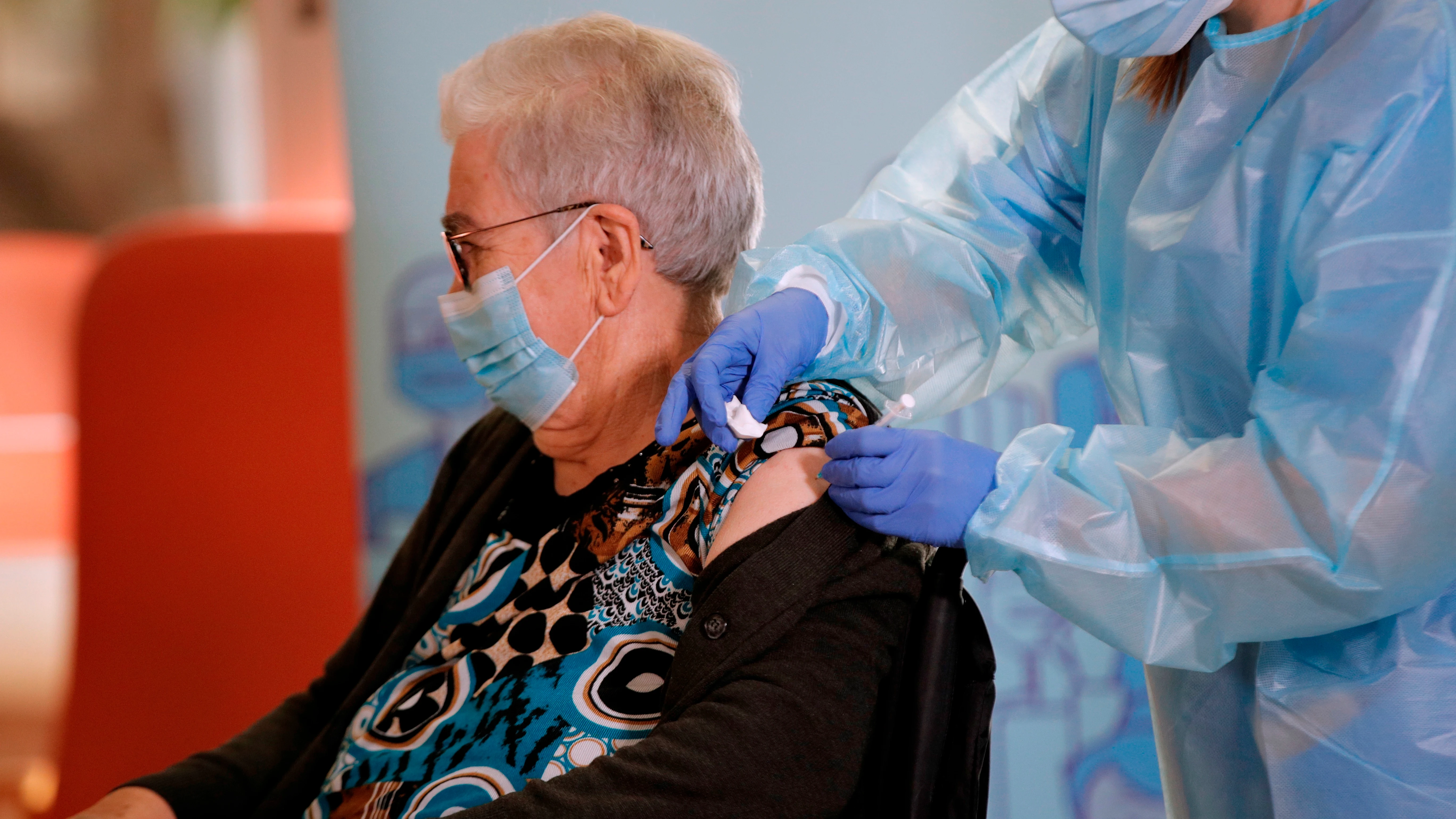 Los mayores de 65 a&ntilde;os necesitan una tercera dosis de la vacuna covid ya si no han pasado el coronavirus