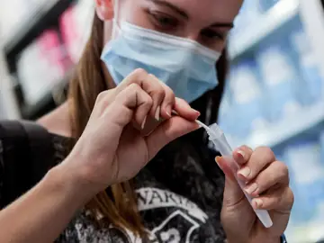 Las farmacias venden casi 400.000 test de antígenos sin receta en la primera semana Las farmacias venden casi 400.000 test de antígenos sin receta en la primera semana
