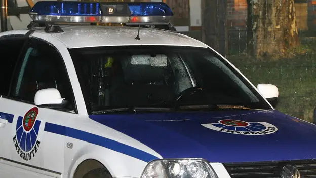 Detenido un nuevo joven relacionado con la paliza grupal en Amorebieta Coche de la Ertzaintza