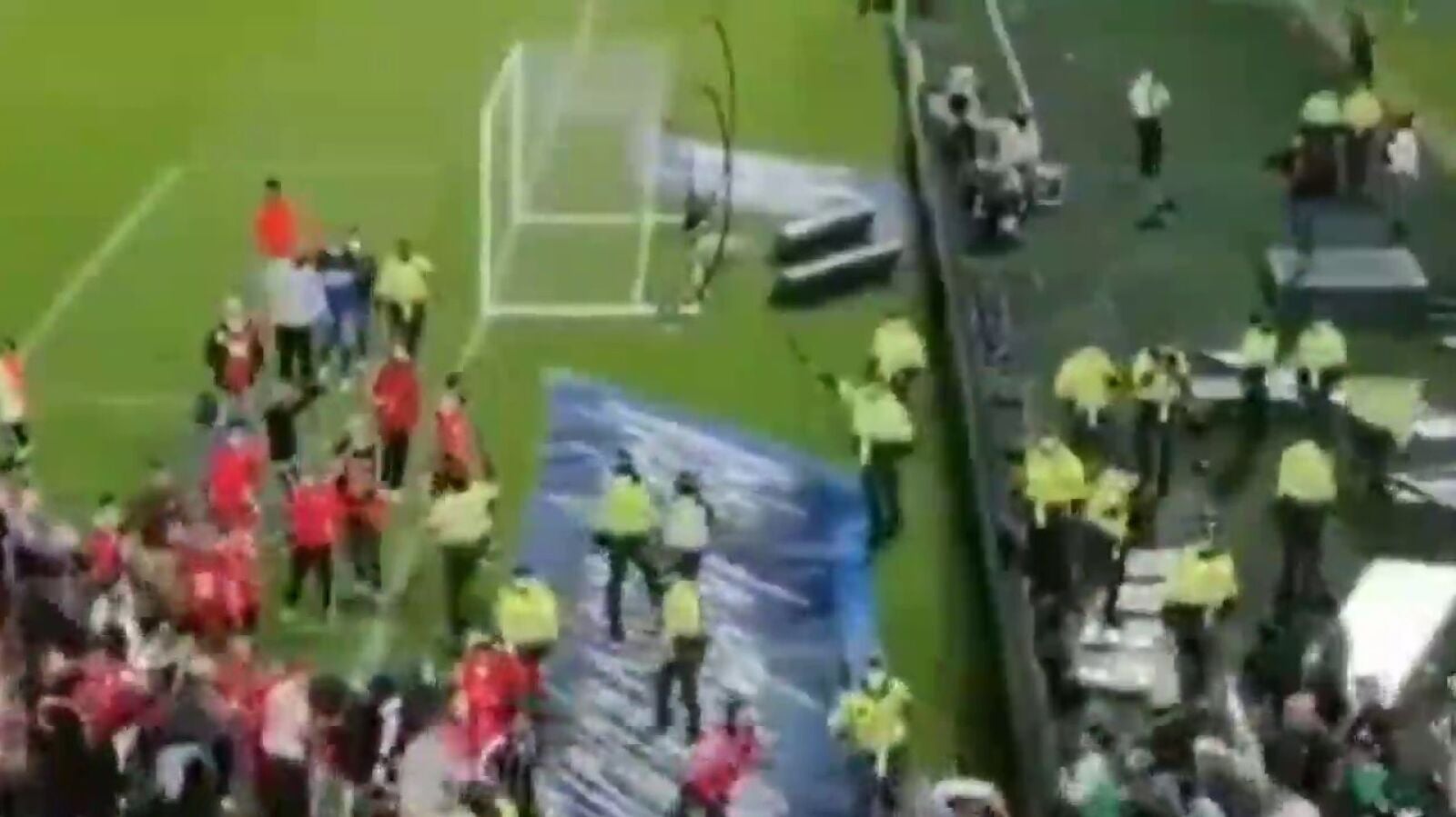 Duras imágenes de hinchas colombianos pateando en la cabeza a otro aficionado en la vuelta del público a los estadios