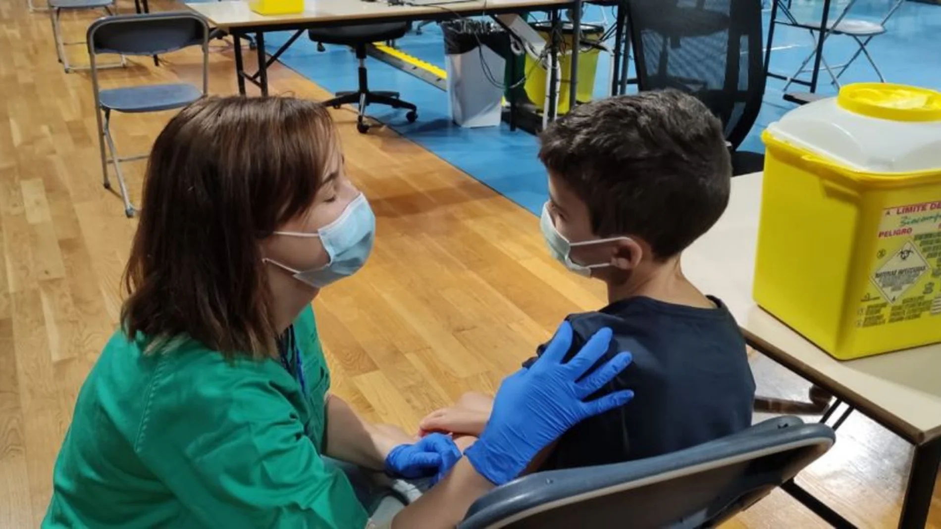 La emotiva imagen viral de una enfermera vacunando a su hijo contra el coronavirus en Tenerife