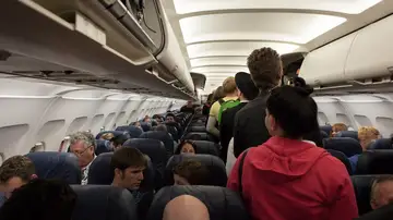 La tripulación de un avión se ve obligada a atar a un pasajero a su asiento con cinta adhesiva La tripulación de un avión se ve obligada a atar a un pasajero a su asiento con cinta adhesiva