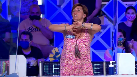 ¡Sobrada de energía! Natalia tira, canta e incluso se precipita comprando una vocal ¡Sobrada de energía! Natalia tira, canta e incluso se precipita comprando una vocal