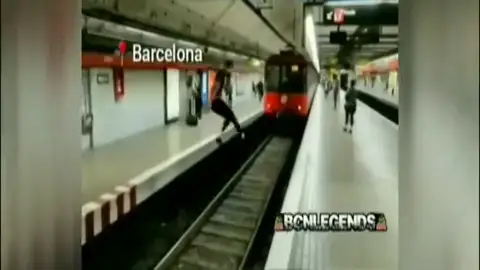 Detenido un joven que se grabó saltando ante un metro en marcha en Barcelona Detenido un joven que se grabó saltando ante un metro en marcha en Barcelona