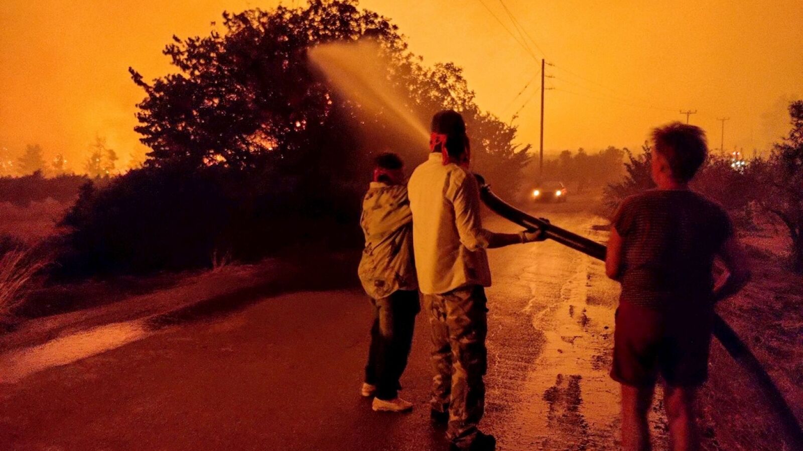 El fuego devora decenas de casas en Atenas mientras los bomberos intentan controlar las llamas