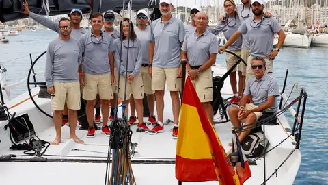 Felipe VI acude al izado de la bandera conmemorativa Felipe VI acude al izado de la bandera conmemorativa