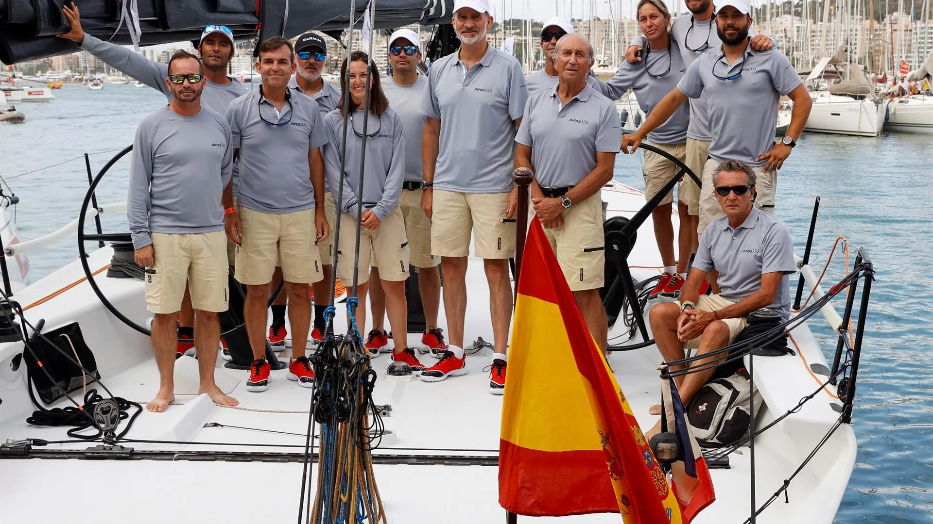 Felipe VI acude al izado de la bandera conmemorativa