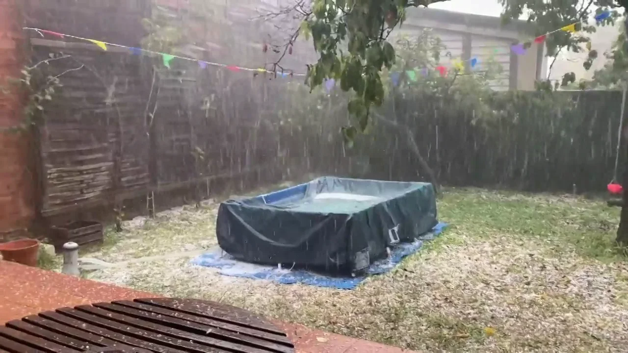 Una fuerte tormenta con granizo en agosto sorprende a los habitantes de Cataluña Una fuerte tormenta con granizo en agosto sorprende a los habitantes de Cataluña