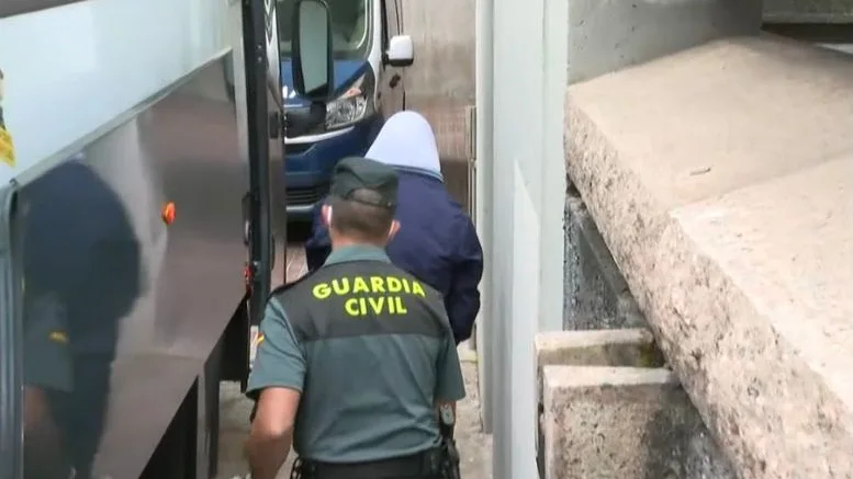 Foto de archivo de un Guardia Civil junto a un detenido Foto de archivo de un Guardia Civil junto a un detenido