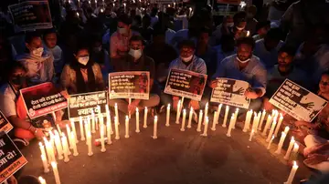 Protestas en India por el asesinato de una niña de 9 años de la casta dalit, violada y quemada Protestas en India por el asesinato de una niña de 9 años de la casta dalit, violada y quemada