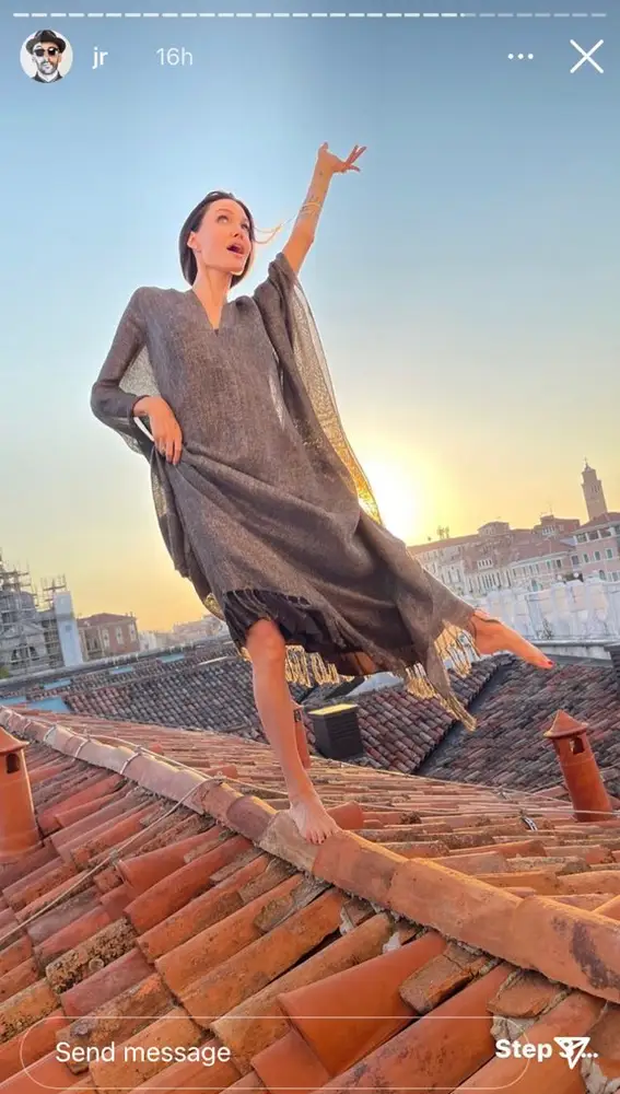 Angelina Jolie bailando sobre un tejado veneciano