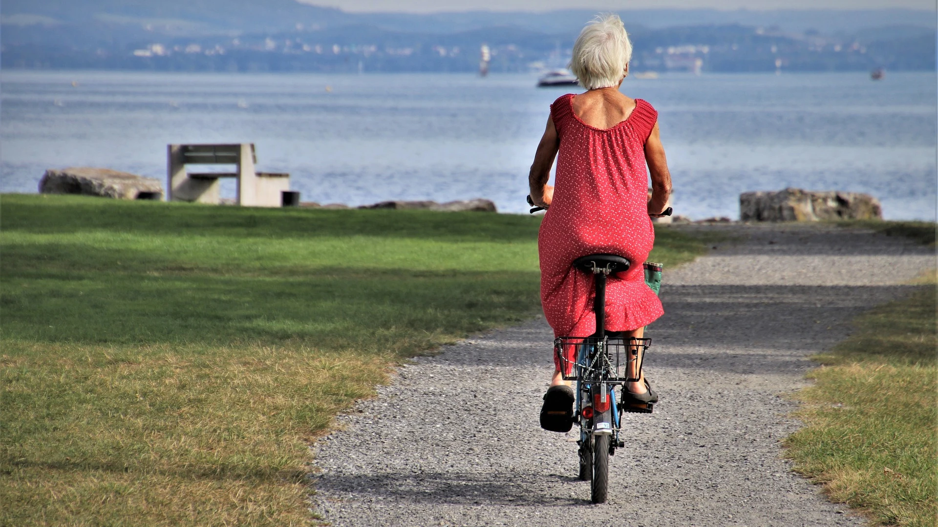 Un mujer en bicicleta