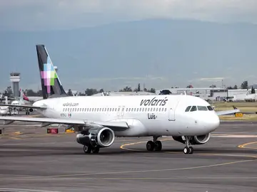 Fotografía de archivo fechada el 4 de agosto de 2020 donde se muestra un avión de la aerolínea Volaris, en el Aeropuerto Internacional de Ciudad de México (México) Fotografía de archivo fechada el 4 de agosto de 2020 donde se muestra un avión de la aerolínea Volaris, en el Aeropuerto Internacional de Ciudad de México (México)