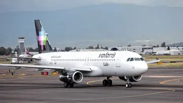 Fotografía de archivo fechada el 4 de agosto de 2020 donde se muestra un avión de la aerolínea Volaris, en el Aeropuerto Internacional de Ciudad de México (México) Fotografía de archivo fechada el 4 de agosto de 2020 donde se muestra un avión de la aerolínea Volaris, en el Aeropuerto Internacional de Ciudad de México (México)