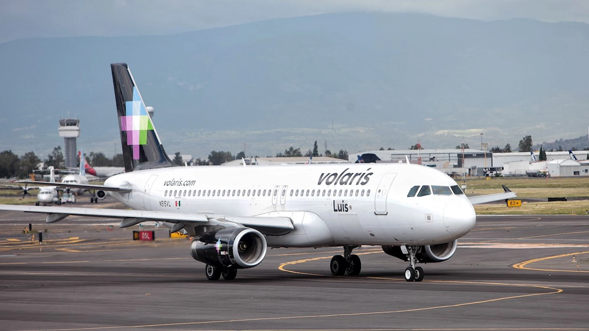 Fotografía de archivo fechada el 4 de agosto de 2020 donde se muestra un avión de la aerolínea Volaris, en el Aeropuerto Internacional de Ciudad de México (México)