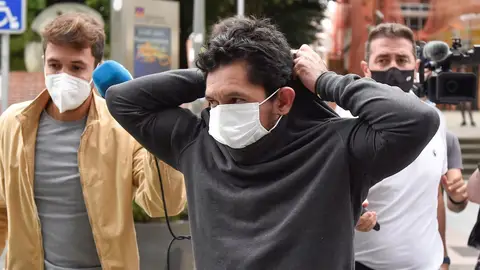 Uno de los acusados por agredir en grupo a un joven la madrugada del pasado domingo en Amorebieta (Bizkaia) abandona los juzgados de Durango (Bizkaia) tras prestar declaración ante el juez y quedar en libertad con cargos Uno de los acusados por agredir en grupo a un joven la madrugada del pasado domingo en Amorebieta (Bizkaia) abandona los juzgados de Durango (Bizkaia) tras prestar declaración ante el juez y quedar en libertad con cargos