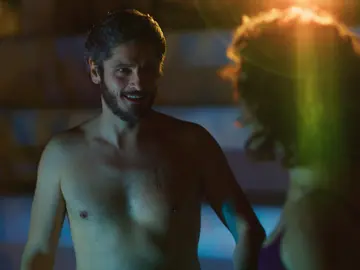 Un juego termina con Xabier y María bañándose de noche en una piscina privada Un juego termina con Xabier y María bañándose de noche en una piscina privada