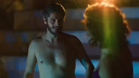 Un juego termina con Xabier y María bañándose de noche en una piscina privada Un juego termina con Xabier y María bañándose de noche en una piscina privada