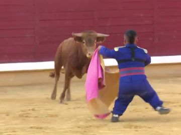 El Gobierno pide cancelar el espectáculo del 'bombero torero' en Badajoz: "Denigra a la personas con discapacidad"