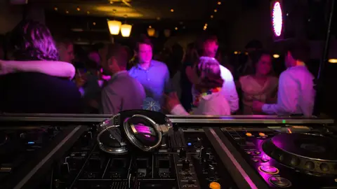 Ibiza contrata a infiltrados para detectar fiestas ilegales y avisar a los agentes Ibiza contrata a infiltrados para detectar fiestas ilegales y avisar a los agentes