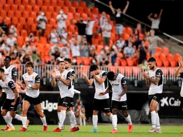 Los jugadores del Valencia CF celebran su victoria, en los penaltis, ante el AC Milan en la 49ª edición del Trofeo Naranj disputado esta noche en el estadio de Mestalla. 