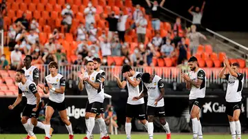 Los jugadores del Valencia CF celebran su victoria, en los penaltis, ante el AC Milan en la 49ª edición del Trofeo Naranj disputado esta noche en el estadio de Mestalla. Los jugadores del Valencia CF celebran su victoria, en los penaltis, ante el AC Milan en la 49ª edición del Trofeo Naranj disputado esta noche en el estadio de Mestalla.