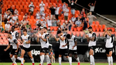Los jugadores del Valencia CF celebran su victoria, en los penaltis, ante el AC Milan en la 49ª edición del Trofeo Naranj disputado esta noche en el estadio de Mestalla. Los jugadores del Valencia CF celebran su victoria, en los penaltis, ante el AC Milan en la 49ª edición del Trofeo Naranj disputado esta noche en el estadio de Mestalla.