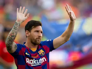 Leo Messi saluda a la afición momentos antes de un Trofeo Joan Gamper Leo Messi saluda a la afición momentos antes de un Trofeo Joan Gamper