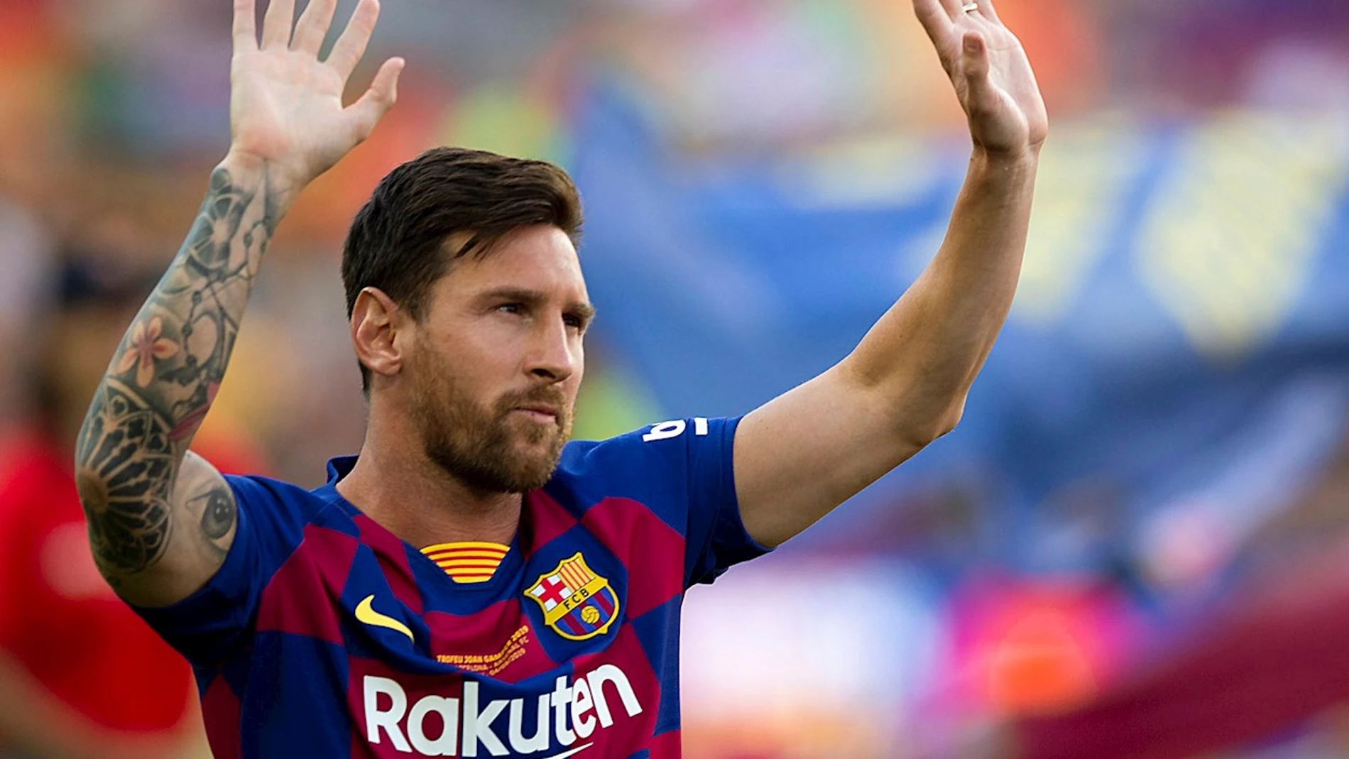 Leo Messi saluda a la afición momentos antes de un Trofeo Joan Gamper
