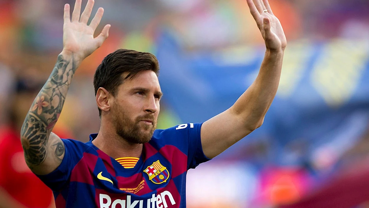 Leo Messi saluda a la afici&oacute;n momentos antes de un Trofeo Joan Gamper