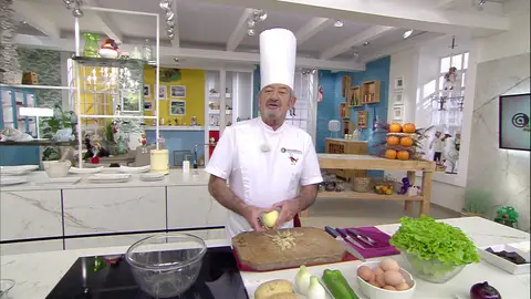 Karlos Arguiñano cuenta el secreto para elaborar la tortilla de patatas a la Navarra Karlos Arguiñano cuenta el secreto para elaborar la tortilla de patatas a la Navarra