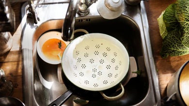 La razón por la que nunca más dejarás los platos sucios para fregarlos el día siguiente