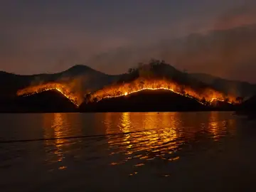 Continúa la lucha contra los incendios en el Mediterráneo con el agravante del viento Continúa la lucha contra los incendios en el Mediterráneo con el agravante del viento
