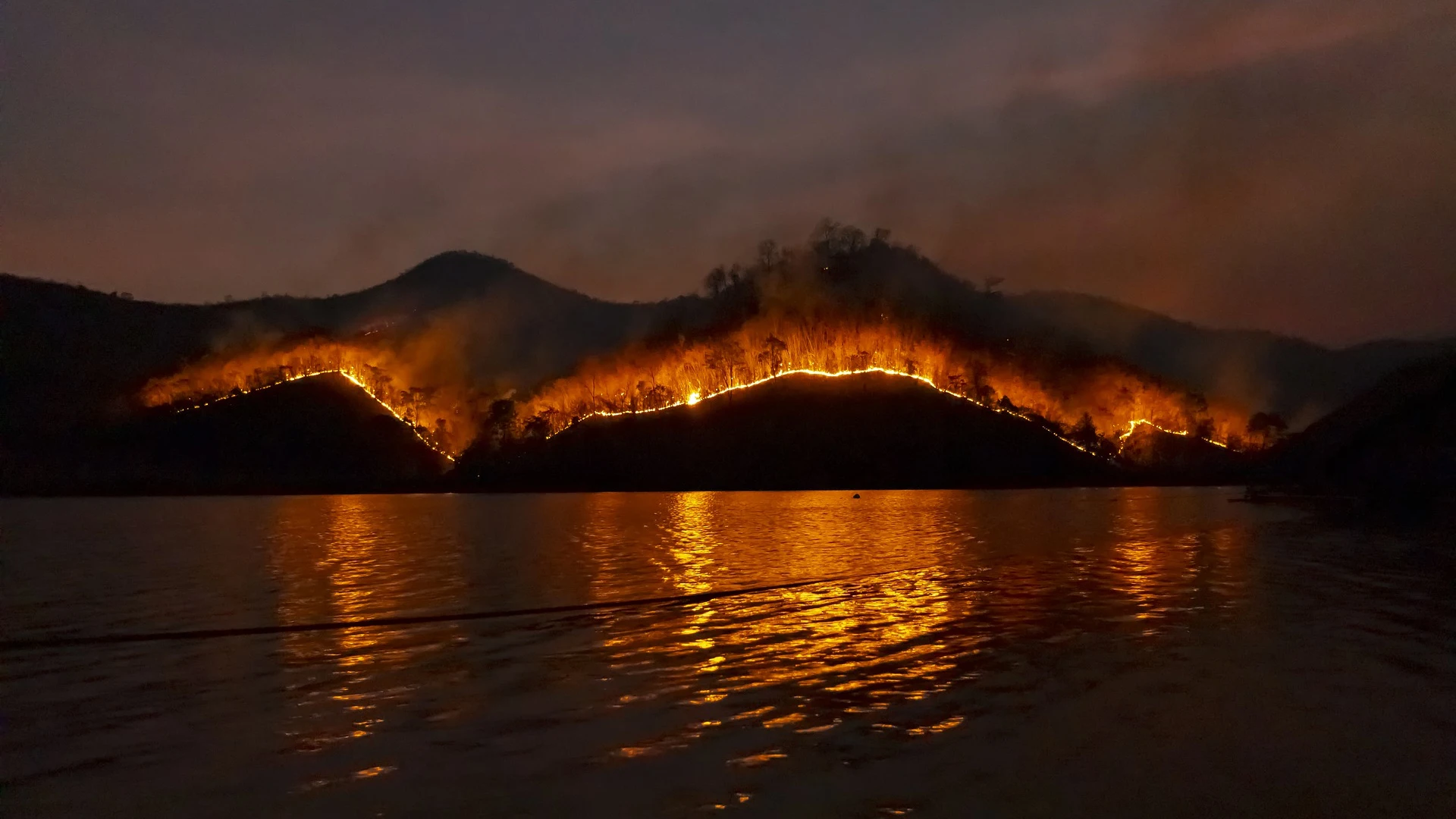 Continúa la lucha contra los incendios en el Mediterráneo con el agravante del viento Continúa la lucha contra los incendios en el Mediterráneo con el agravante del viento