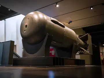Efemérides hoy 6 de agosto: Una de las cinco carcasas originales hechas para la bomba atómica "Little Boy" se ve en exhibición, luego de la primera proyección de una instalación de video encargada "I Saw The World End", en el Imperial War Museum el 6 de agosto de 2020 en Londres, Inglaterra. Efemérides hoy 6 de agosto: Una de las cinco carcasas originales hechas para la bomba atómica "Little Boy" se ve en exhibición, luego de la primera proyección de una instalación de video encargada "I Saw The World End", en el Imperial War Museum el 6 de agosto de 2020 en Londres, Inglaterra.