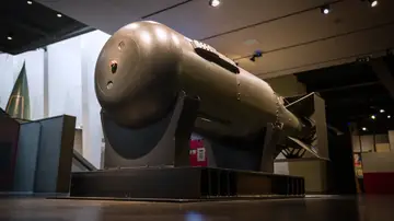 Efemérides hoy 6 de agosto: Una de las cinco carcasas originales hechas para la bomba atómica "Little Boy" se ve en exhibición, luego de la primera proyección de una instalación de video encargada "I Saw The World End", en el Imperial War Museum el 6 de agosto de 2020 en Londres, Inglaterra.
