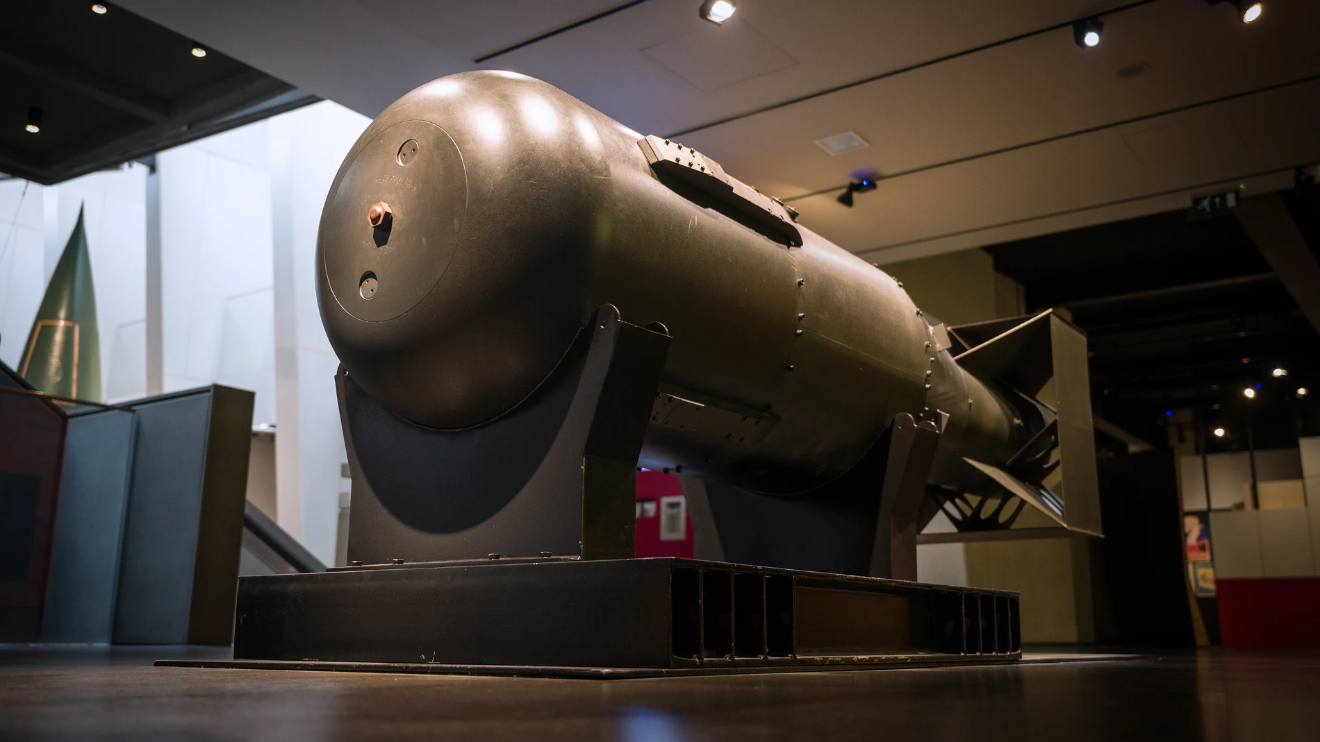 Efemérides hoy 6 de agosto: Una de las cinco carcasas originales hechas para la bomba atómica &quot;Little Boy&quot; se ve en exhibición, luego de la primera proyección de una instalación de video encargada &quot;I Saw The World End&quot;, en el Imperial War Museum el 6 de agosto de 2020 en Londres, Inglaterra.