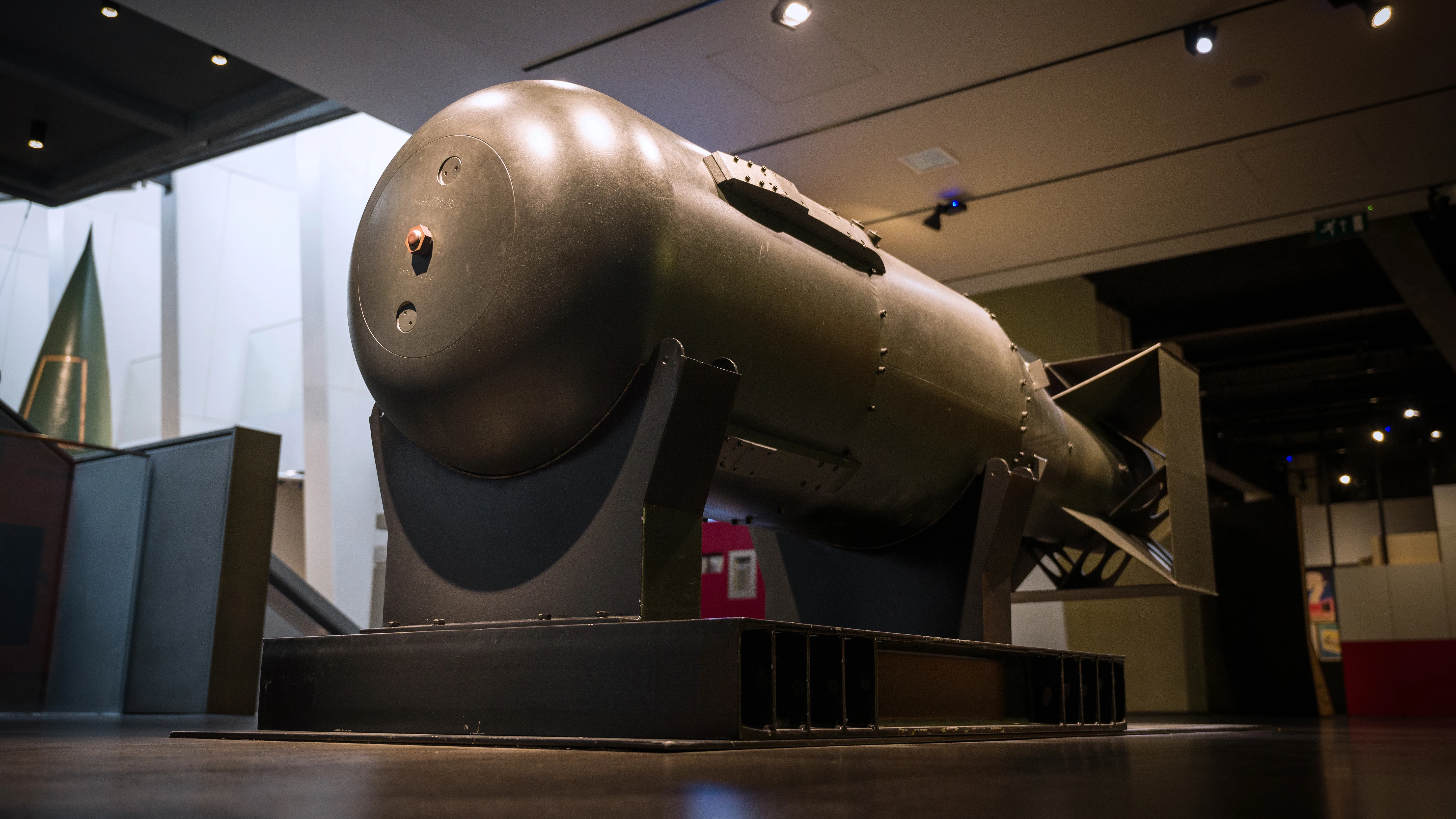 Efem&eacute;rides hoy 6 de agosto: Una de las cinco carcasas originales hechas para la bomba at&oacute;mica "Little Boy" se ve en exhibici&oacute;n, luego de la primera proyecci&oacute;n de una instalaci&oacute;n de video encargada "I Saw The World End", en el Imperial War Museum el 6 de agosto de 2020 en Londres, Inglaterra.